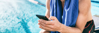 游泳运动员运动员移动电话三项全能运动比赛男人。游泳池发短信短信消息手机培训游泳锻炼