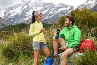 野营生活方式年轻的人吃午餐在户外徒步旅行新西兰山小道跟踪夫妇<strong>踩</strong>踏者<strong>踩</strong>自然背包