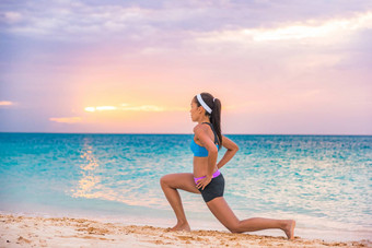 健身女人弓步练习glute腿肌肉锻炼培训核心肌肉平衡有氧运动稳定活跃的女孩前面向前腿一步肺锻炼