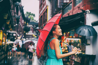 人生活方式伞旅行亚洲女人购物唐人街市场街多雨的一天女孩旅游红色的东方伞回来小巷上海中国