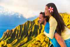 旅行夫妇有趣的肩扛巴利语考艾岛夏威夷假期冒险快乐年轻的亚洲女人高加索人男人。肩扛自然注意山日落爱度蜜月假期