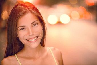 亚洲女孩微笑快乐肖像纽约城市街日落夏天户外年轻的女人享受生活健康的生活