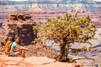 女孩徒步旅行者徒步旅行景观小道大峡谷国家公园美国冒险背包客袋坐着享受视图自然