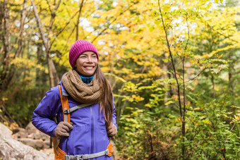 快乐亚洲女人徒步<strong>旅行</strong>秋天森林自然走小道路径徒步<strong>旅行</strong>者女孩背包他围巾夹克秋天冒险<strong>旅行</strong>在户外好天气徒步<strong>旅行</strong>冷天气