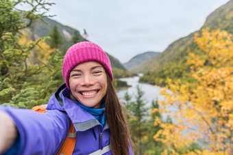 自拍亚洲女孩徒步旅行秋天自然山快乐徒步旅行者女人采取智能手机图片持有电话风景优美的的观点秋天山景观在户外森林公园旅行生活方式