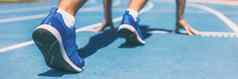 短跑运动员等待开始比赛运行跟踪户外体育场体育运动健身跑步者男人。运动员蓝色的运行跟踪运行鞋子横幅全景