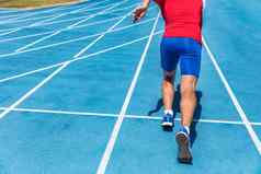 跑步者运动员开始运行开始运行跟踪蓝色的运行跟踪户外体育运动忠诚体育场短跑运动员体育运动健身男人。较低的身体腿运行鞋子短跑