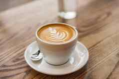 拿铁艺术卡布奇诺咖啡咖啡杯咖啡馆表格特写镜头罗塞塔花画泡沫