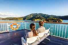 新西兰巡航旅行乘客享受自然视图渡船船巡航马尔堡听起来旅行皮克顿惠灵顿烹饪海峡夫妇游客坐着甲板