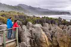 红色分配煎饼岩石游客夫妇旅行paparoa国家公园西海岸南岛新西兰
