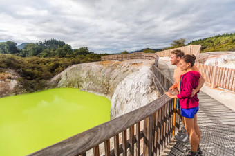 新西兰旅行游客绿色池塘旅游夫妇享受著名的吸引力北岛地热池怀奥塔普罗托鲁瓦