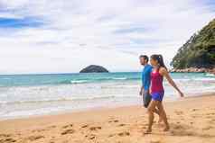 新西兰海滩夫妇徒步旅行者走海岸跟踪亚伯塔斯曼国家公园人踩放松自然在户外