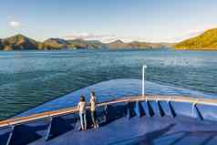 新西兰巡航旅行人享受自然视图渡船船巡航马尔堡听起来旅行皮克顿惠灵顿烹饪海峡穿越夫妇游客看日落甲板