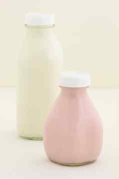 草莓牛奶一品脱的量季度牛奶瓶