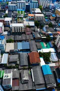 视图高地板上街道曼谷高建筑屋顶小房子城市景观