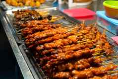 亚洲食物计数器迷你烤肉串鸡皮肤肉每晚街食物市场