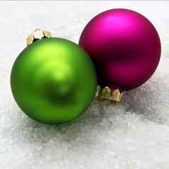 圣诞节地球仪绿色紫罗兰色的雪