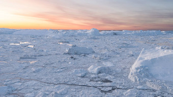 <strong>冰山</strong>冰川<strong>北极</strong>自然景观格陵兰岛空中照片无人机镜头<strong>冰山</strong>伊卢利萨特冰峡湾影响气候改变全球气候变暖