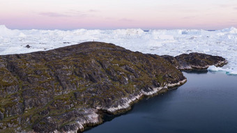 北极景观自然冰山冰格陵兰岛冰峡湾空中无人机图像冰冰山伊卢利萨特冰峡湾冰山雅各布港冰川又名sermeq库亚勒克冰川