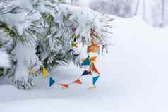 冬天下雪节日装饰挂分支机构圣诞节树覆盖雪装饰圣诞节树街下午