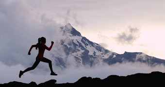 运行女人运动员小道运行山<strong>峰会背景</strong>女跑步者运行培训在户外生活活跃的适合生活方式轮廓日落