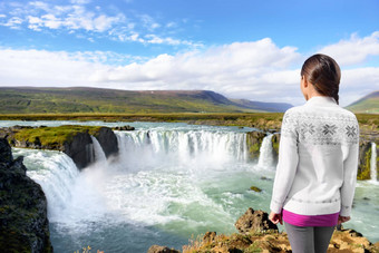 冰岛旅行旅游女人戈达福斯瀑布快乐年轻的女人游客享受冰岛自然景观参观著名的旅游目的地吸引力冰岛