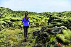 运行女人运动员小道跑步者运行女人锻炼适合女体育运动健身模型培训慢跑在户外生活健康的生活方式美丽的自然冰岛