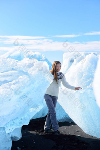 冰岛旅游杰古沙龙冰隆冰山海滩走冰山冰海滩布赖达默库尔沙海滩又名钻石海滩杰古沙龙冰隆冰川环礁湖冰川湖自然景观女人徒步旅行
