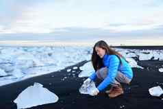 冰岛钻石海滩女人旅游令人惊异的景观冰山冰海滩布赖达默库尔沙杰古沙龙冰隆冰川环礁湖冰川湖自然女人挑选冰有趣的旅行