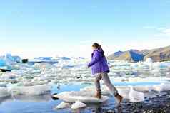 冰岛旅行旅游走冰视图自然景观杰古沙龙冰隆冰川环礁湖冰岛女人徒步旅行旅游目的地具有里程碑意义的吸引力瓦特纳冰川国家公园