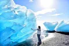冰岛令人惊异的景观冰山海滩旅游冰山冰海滩布赖达默库尔沙又名钻石海滩杰古沙龙冰隆冰川环礁湖冰川湖自然女人冰岛毛衣