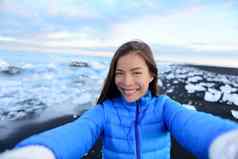 冒险自拍横梁资源管理器女人冰岛钻石海滩女人旅游令人惊异的景观冰海滩布赖达默库尔沙杰古沙龙冰隆冰川环礁湖冰川湖自然