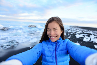 冒险自拍横梁资源管理器女人冰岛钻石海滩女人旅游令人惊异的景观冰海滩布赖达默库尔沙杰古沙龙冰隆冰川环礁湖冰川湖自然