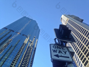 交通标志企业建筑蓝色的天空
