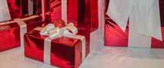 一年横幅水平背景红色的假期礼物盒子装饰白色丝带白色背景