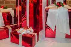 圣诞节礼物盒子包装红色的箔系白色丝带装饰