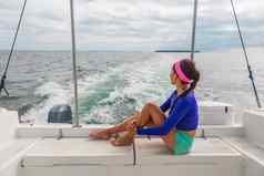旅行船游览之旅女人旅游放松甲板摩托艇双体船夏天假期