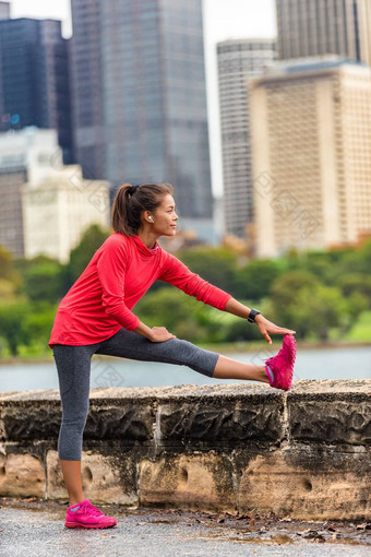 城市运行健康的生活方式跑步者女人伸展运动腿锻炼运行城市背景悉尼澳大利亚旅行亚洲体育运动女孩
