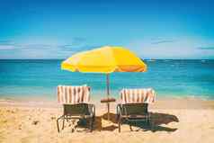 海滩假期躺椅子太阳伞假期背景夏天热带旅行目的地