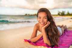 快乐亚洲比基尼wwoman模型放松夏天假期说谎海滩毛巾夏威夷旅行