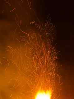 热橙色火花小径破裂地狱火