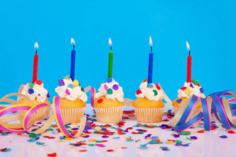 生日纸杯蛋糕蜡烛飘带色彩斑斓的五彩纸屑