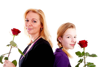 妈妈。女儿红色的玫瑰