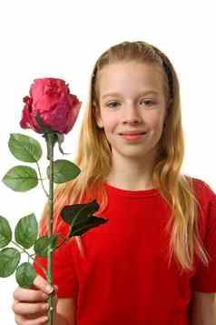年轻的金发女郎女孩丝绸红色的玫瑰