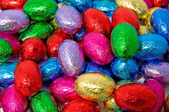 色彩斑斓的巧克力复活节鸡蛋