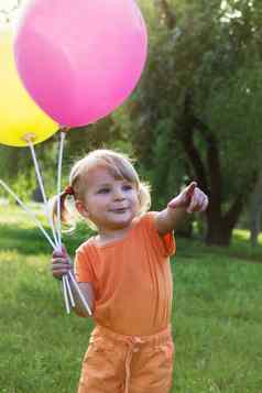 快乐婴儿女孩气球草地