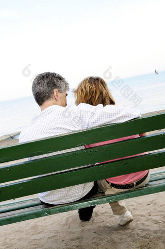 成熟的浪漫的夫妇板凳上
