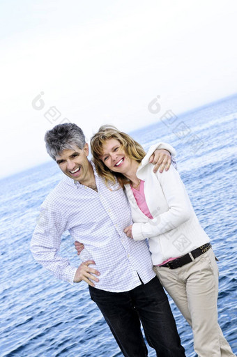 成熟的浪漫的夫妇海滨