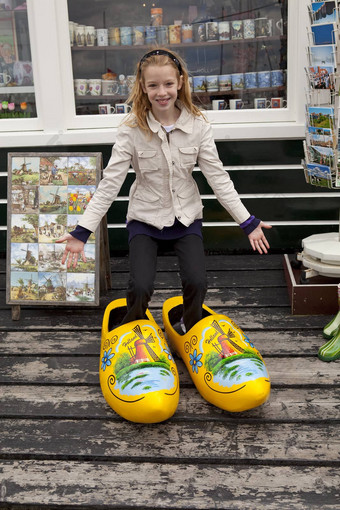 女孩<strong>大典</strong>型的荷兰木鞋子