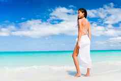 优雅的亚洲女人白色海滩装比基尼时尚纱笼站海滩奢侈品旅行假期泳衣泳装模型女孩夏天假期加勒比